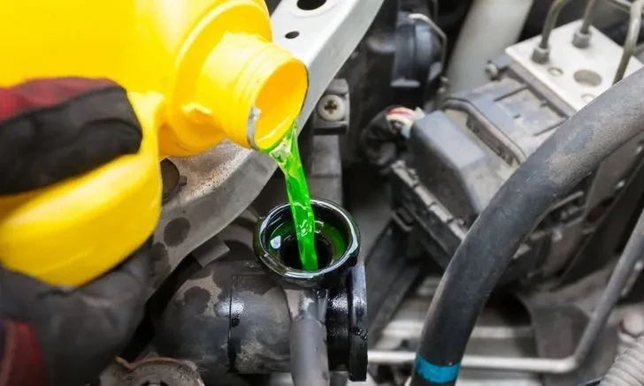 Bình nhiên liệu, bình nước làm mát và bình chứa chất lỏng ô tô