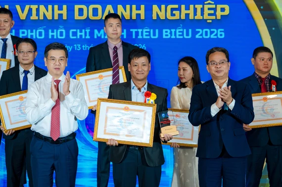 đại diện Á Đông ADG nhận chứng nhận doanh nghiệp TP.HCM tiêu biểu 2026
