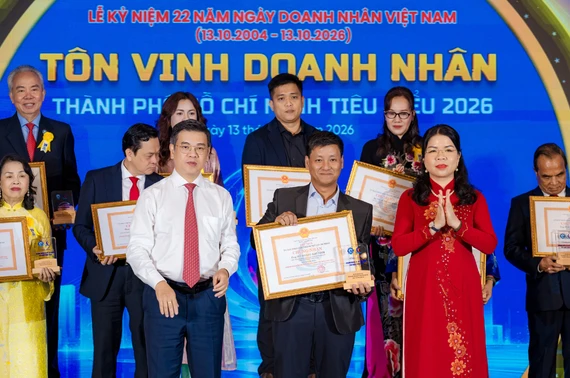 ông Hồ Hoàng Bảo Vinh nhận chứng nhận doanh nhân TP.HCM tiêu biểu 2026