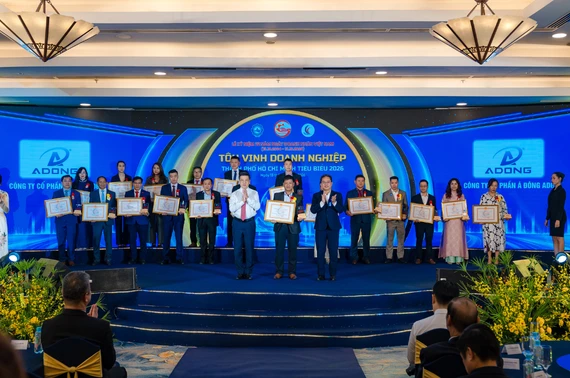 lễ vinh danh top 100 doanh nghiệp TP.HCM tiêu biểu 2026 với Á Đông ADG