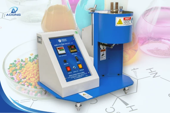 máy đo chỉ số nóng chảy mfi thân xanh có bảng điều khiển nhiệt độ đặt cạnh đĩa hạt nhựa nhiều màu